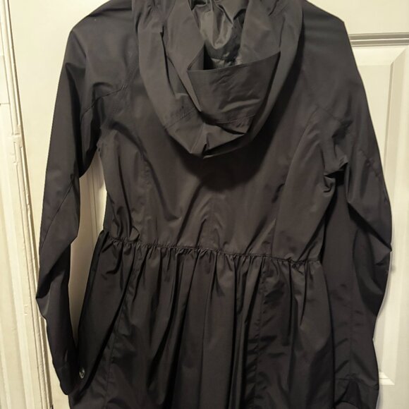 Lululemon womens rain coat with hood and cingable waist, like new - Picture 5 of 5